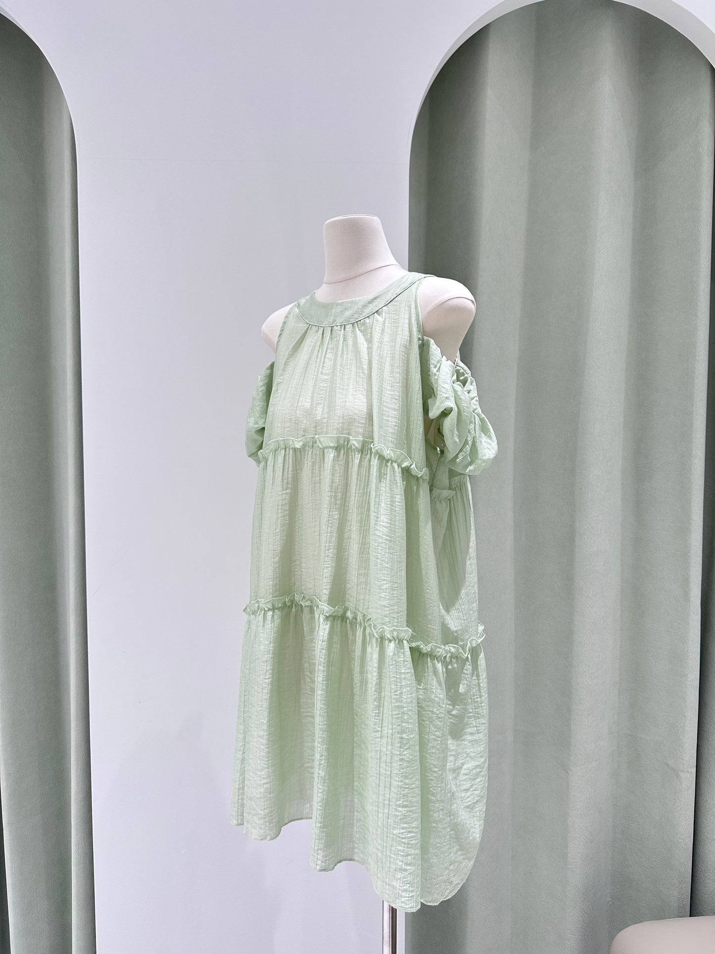 1373｜气质甜美露背挂脖连身裙