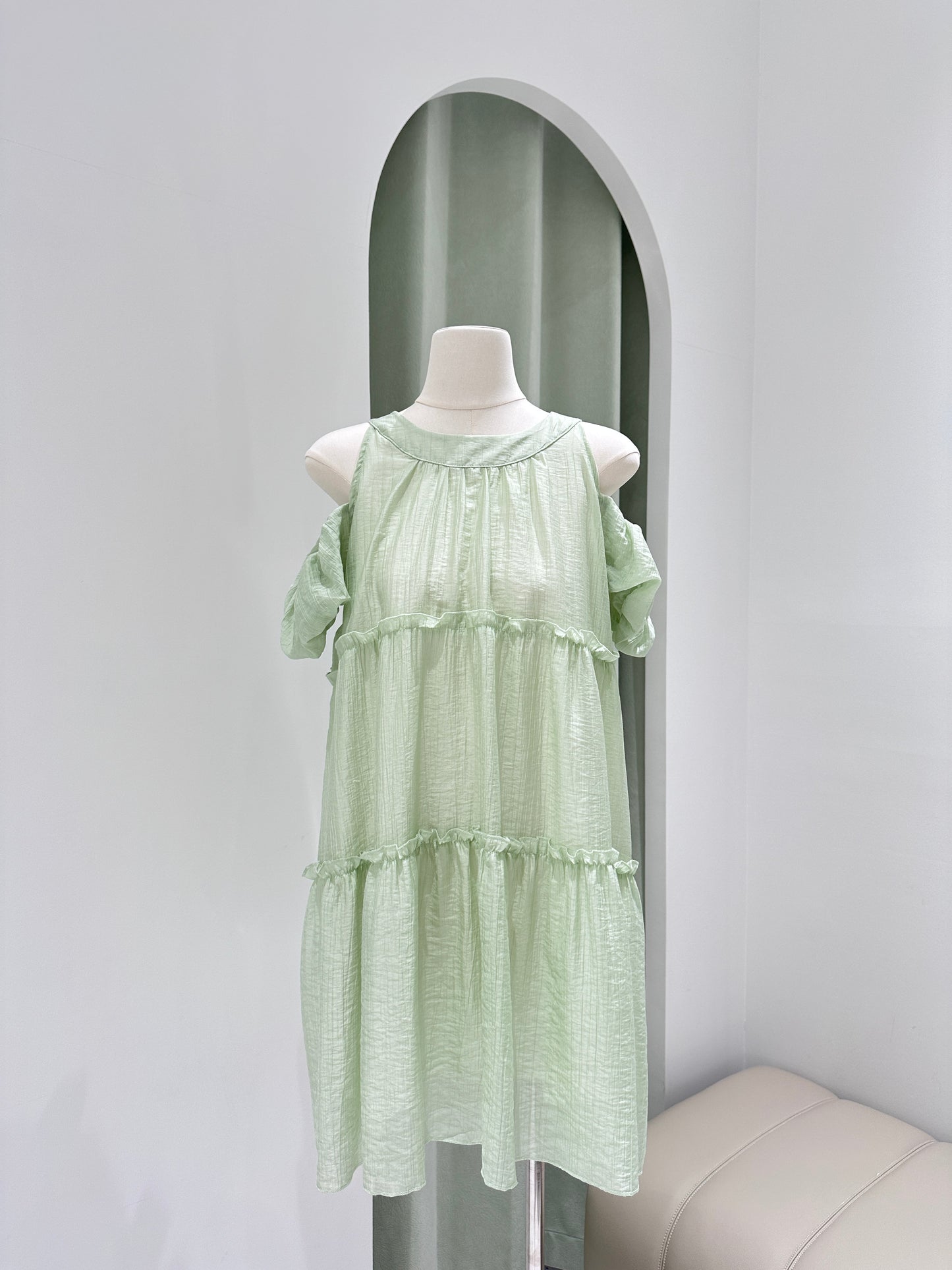 1373｜气质甜美露背挂脖连身裙