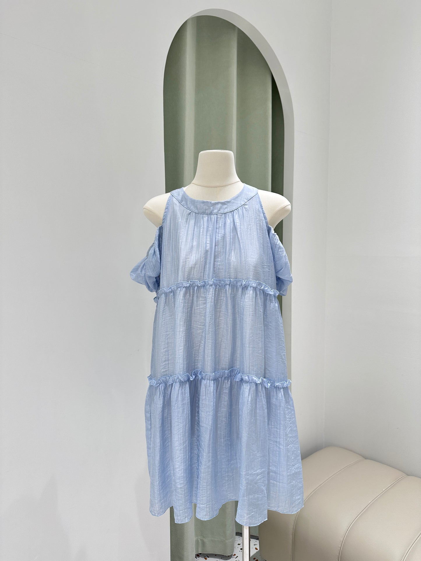 1373｜气质甜美露背挂脖连身裙