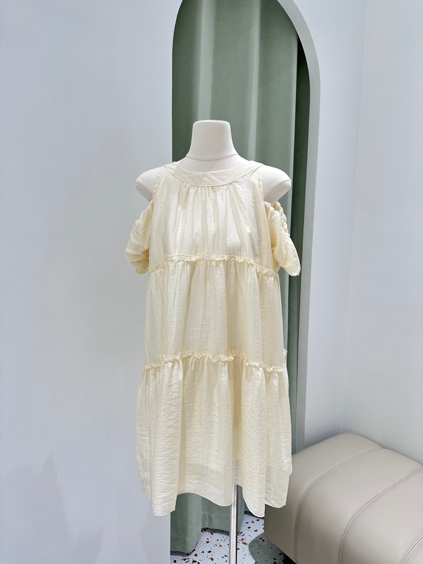 1373｜气质甜美露背挂脖连身裙