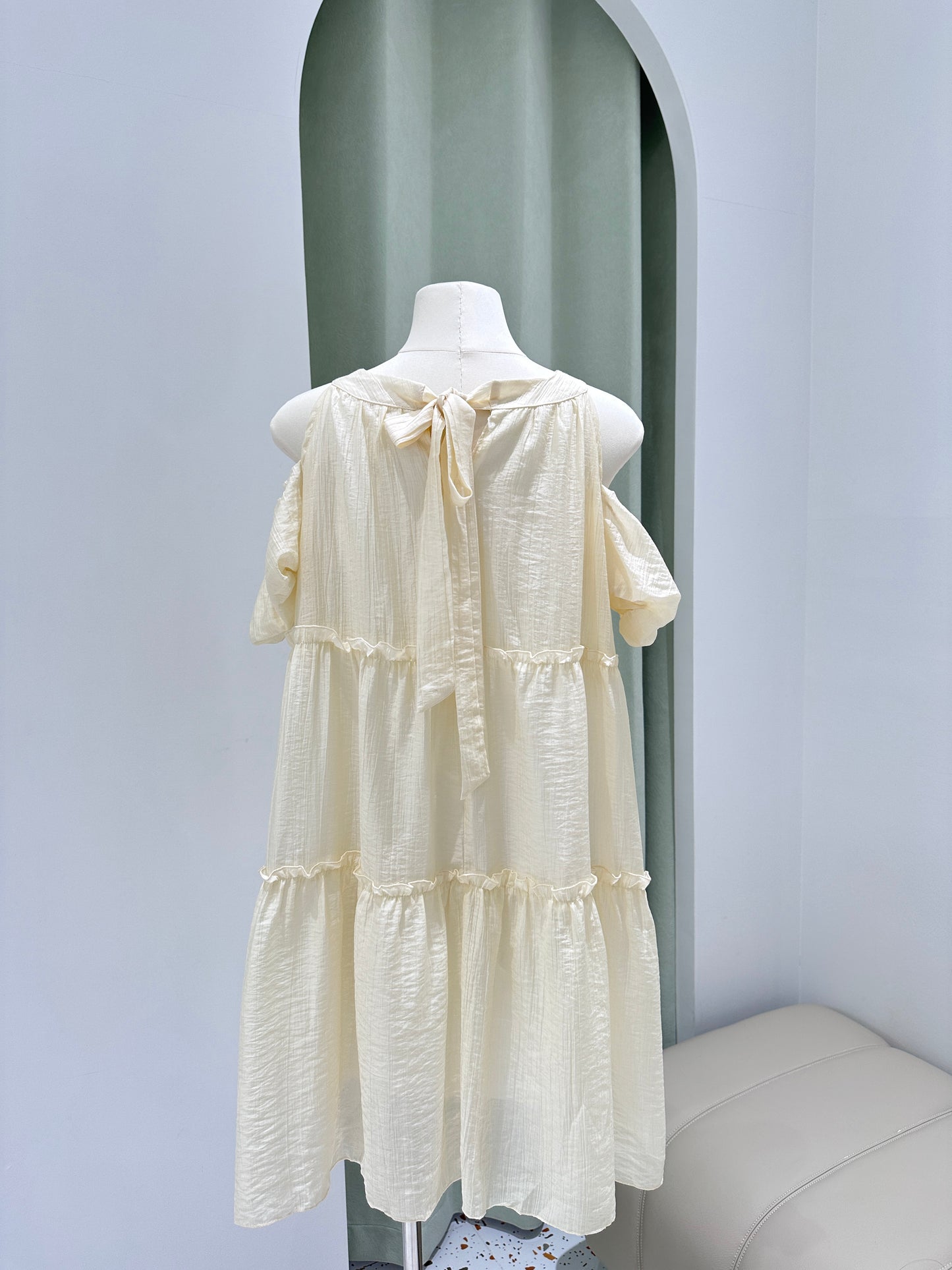 1373｜气质甜美露背挂脖连身裙