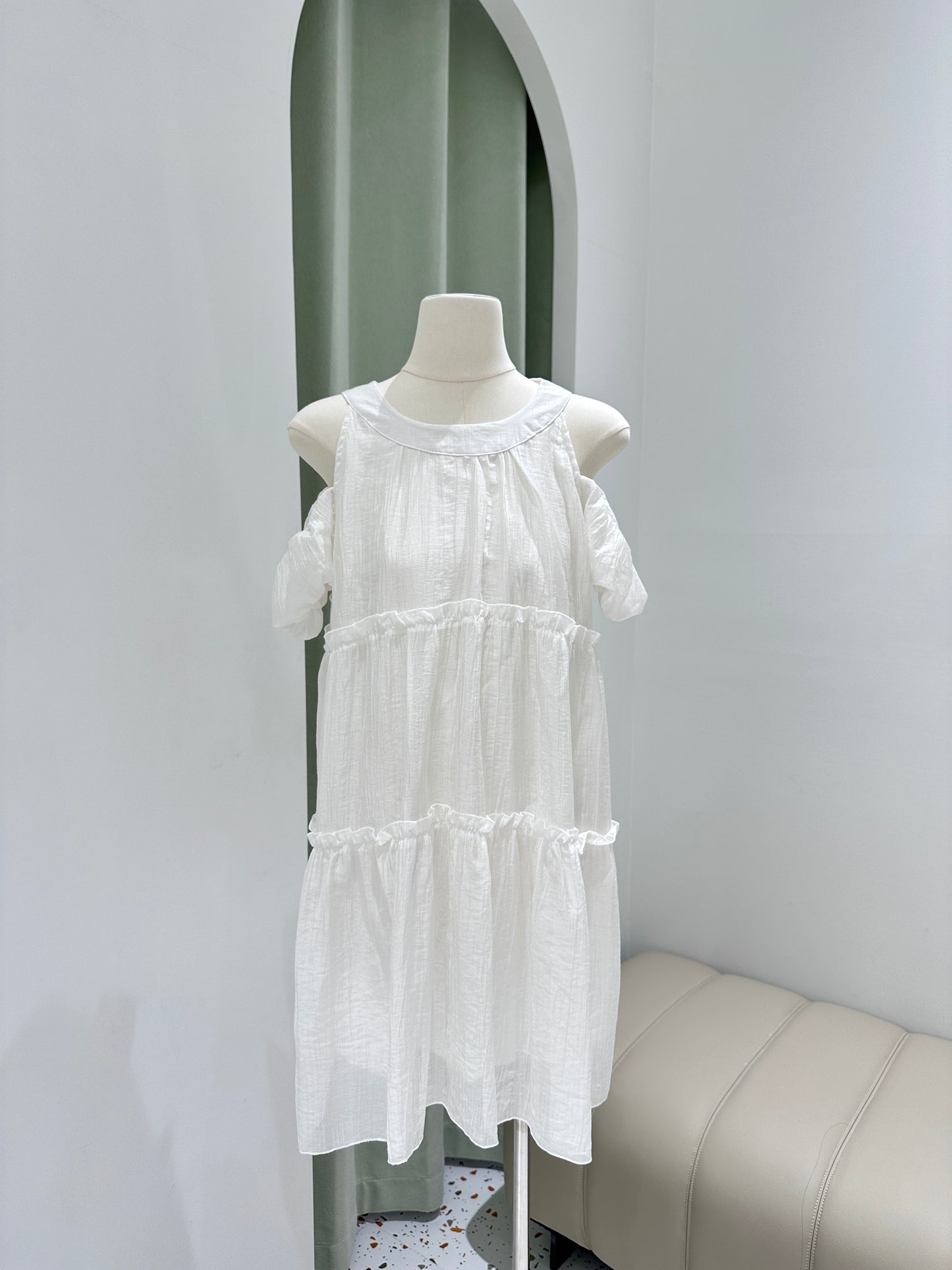 1373｜气质甜美露背挂脖连身裙