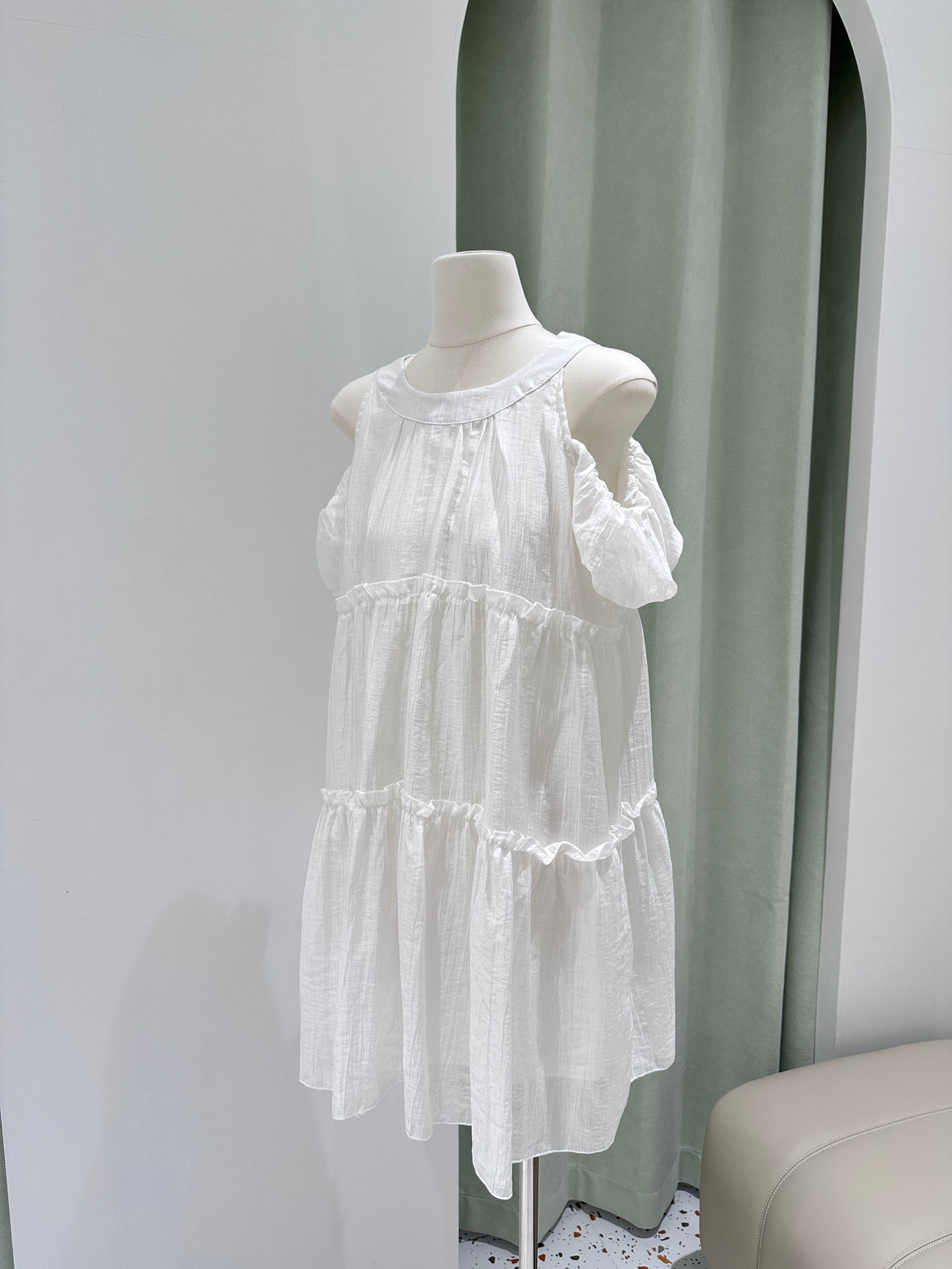 1373｜气质甜美露背挂脖连身裙